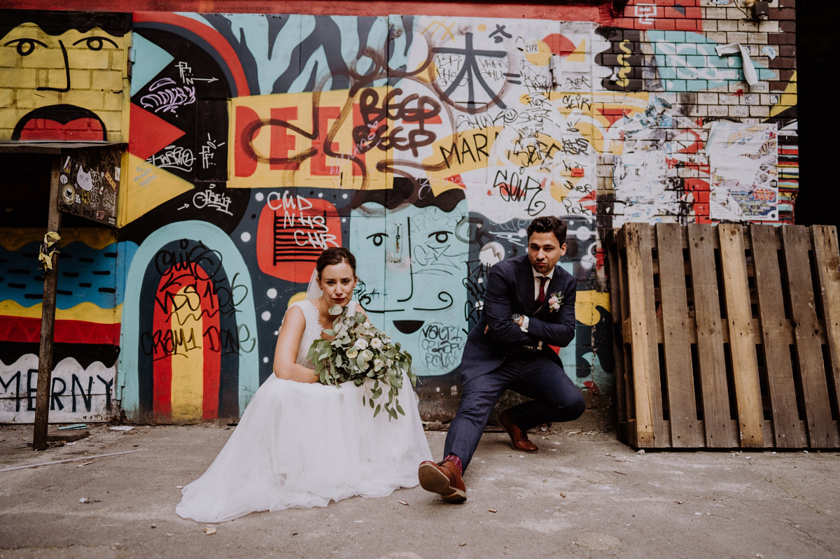 Idee Pose lustiges cooles Hochzeitsfoto Brautpaar Graffiti - Berliner Hochzeitsfotografin dokumentiert urbane Hochzeit im Tangoloft Berlin Wedding - Hochzeitslocation am Wasser © www.hochzeitslicht.de