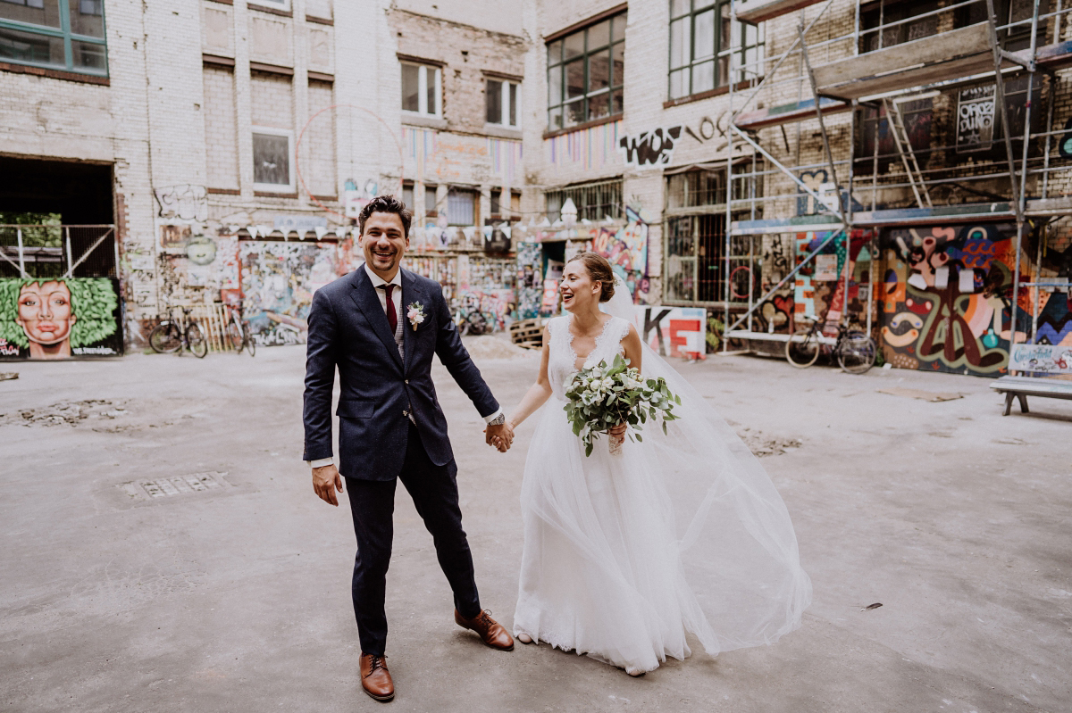 Hochzeitsfotoshooting Hinterhof moderne Berlinhochzeit - Berliner Hochzeitsfotografin dokumentiert urbane Hochzeit im Tangoloft Berlin Wedding - Hochzeitslocation am Wasser © www.hochzeitslicht.de