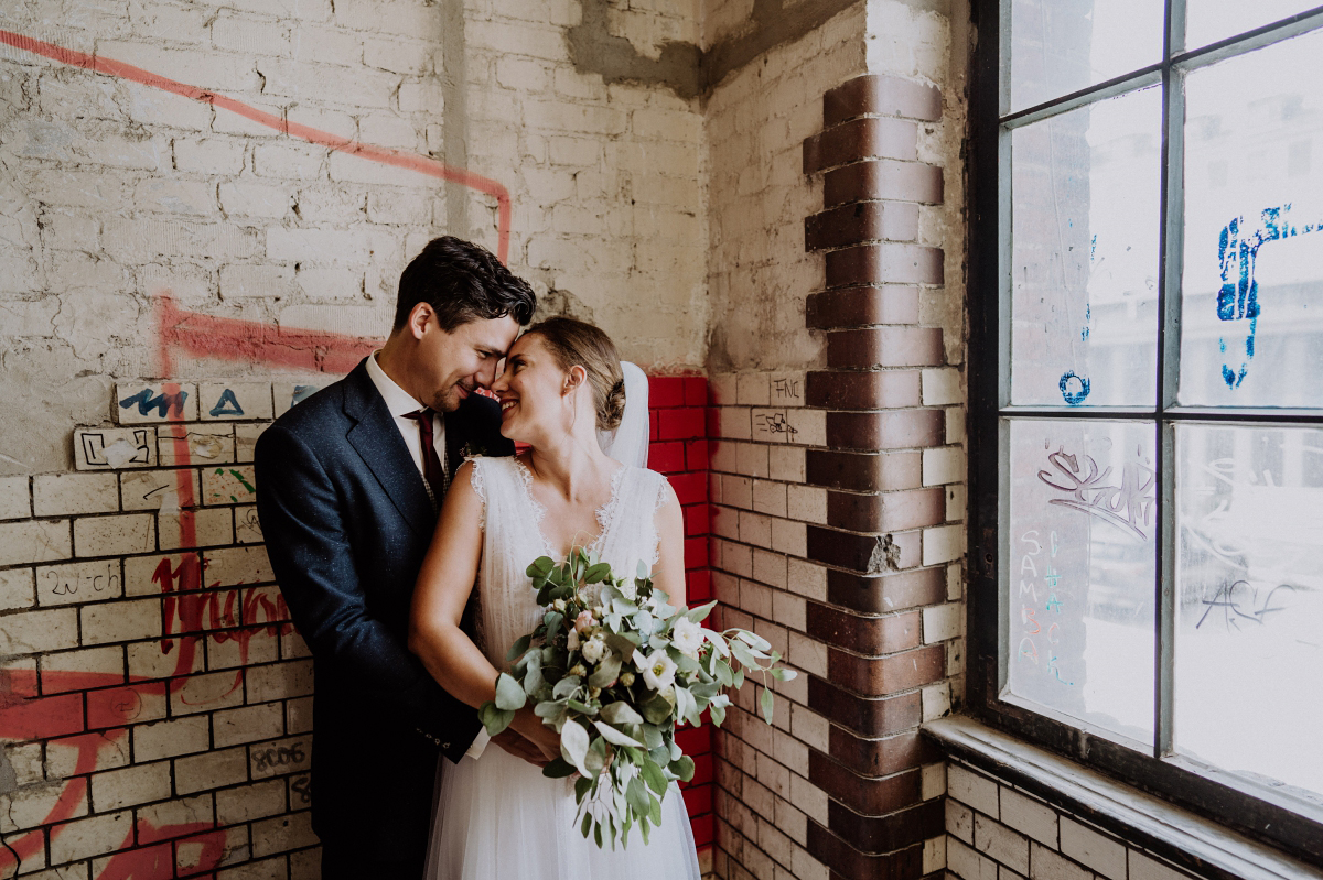 Hochzeitsfoto Braut und Bräutigam Fabrik Hochzeit - Berliner Hochzeitsfotografin dokumentiert urbane Hochzeit im Tangoloft Berlin Wedding - Hochzeitslocation am Wasser © www.hochzeitslicht.de