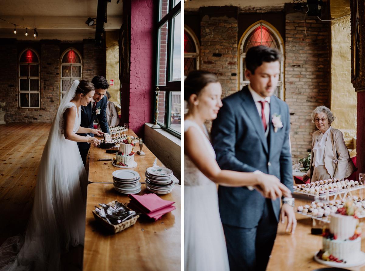 Hochzeitsreportagefotos Anschneiden Hochzeitstorte - Berliner Hochzeitsfotografin dokumentiert urbane Hochzeit im Tangoloft Berlin Wedding - Hochzeitslocation am Wasser © www.hochzeitslicht.de