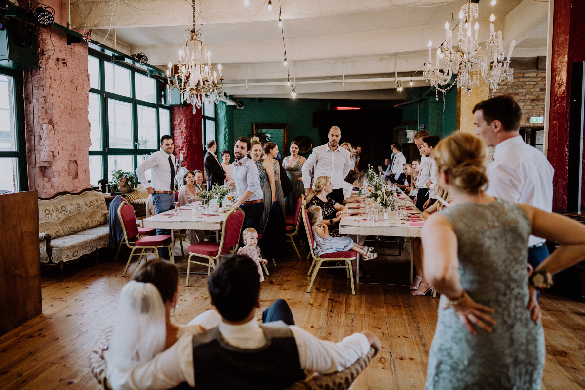 Idee Hochzeitslocation vintage Hochzeit am Wasser in Loft - Berliner Hochzeitsfotografin dokumentiert urbane Hochzeit im Tangoloft Berlin Wedding - Hochzeitslocation am Wasser © www.hochzeitslicht.de