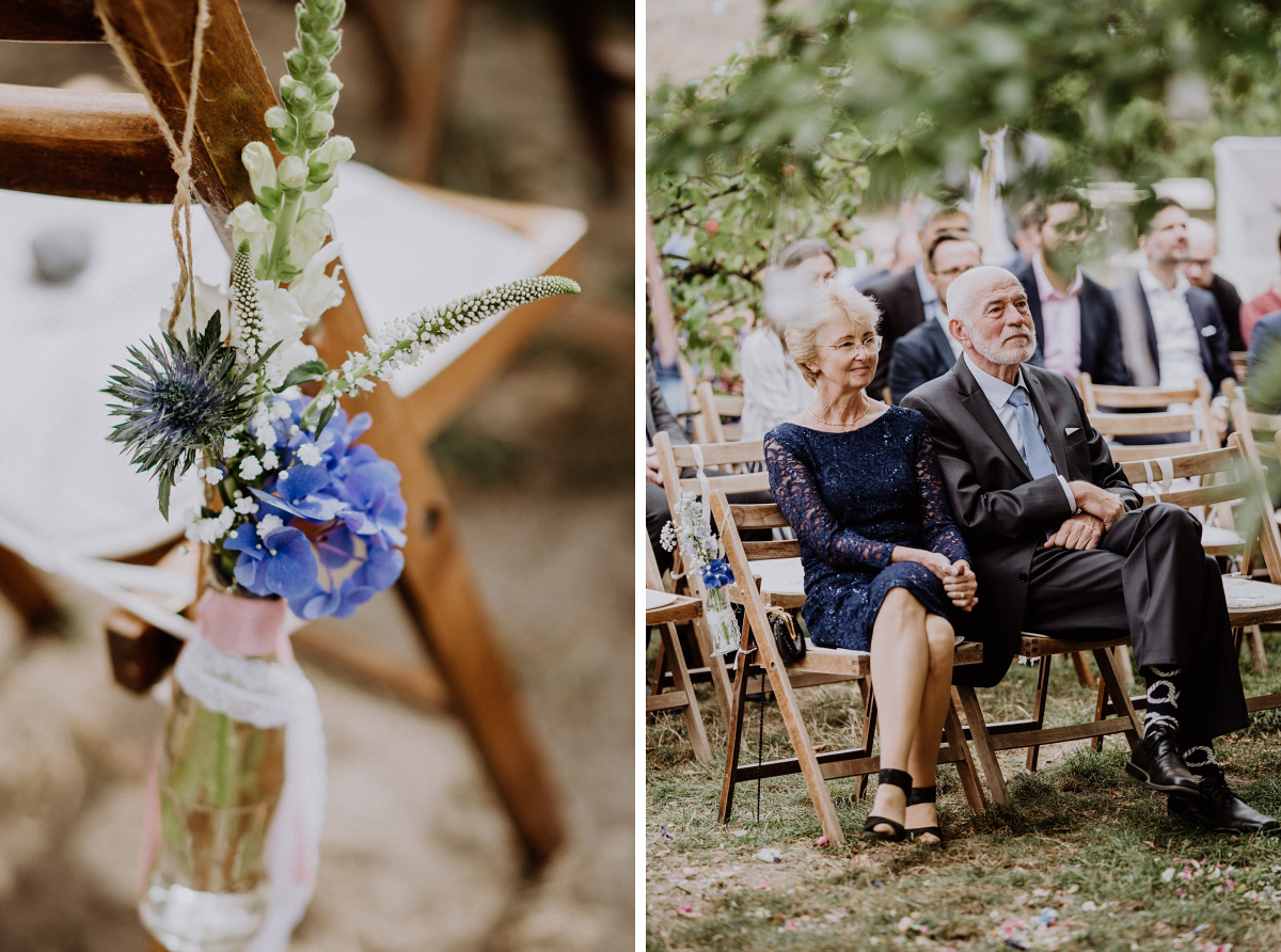 Hochzeitsfotos freie Trauung draußen Landhochzeit; Blumenschmuck Blumen blau weiß - Boho-Scheunenhochzeit in Brandenburg im Schmetterlingsgarten mit Hochzeitsfotografin aus Berlin © www.hochzeitslicht.de