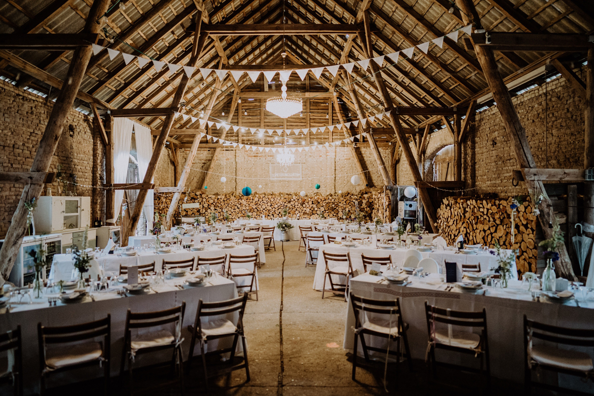 Hochzeitslocation Scheunenhochzeit elegant Uckermark - Boho-Scheunenhochzeit in Brandenburg im Schmetterlingsgarten mit Hochzeitsfotografin aus Berlin © www.hochzeitslicht.de