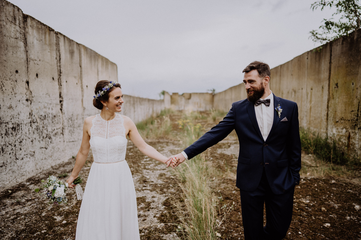 modernes Hochzeitsfoto Braut und Bräutigam Ruine - Boho-Scheunenhochzeit in Brandenburg im Schmetterlingsgarten mit Hochzeitsfotografin aus Berlin © www.hochzeitslicht.de