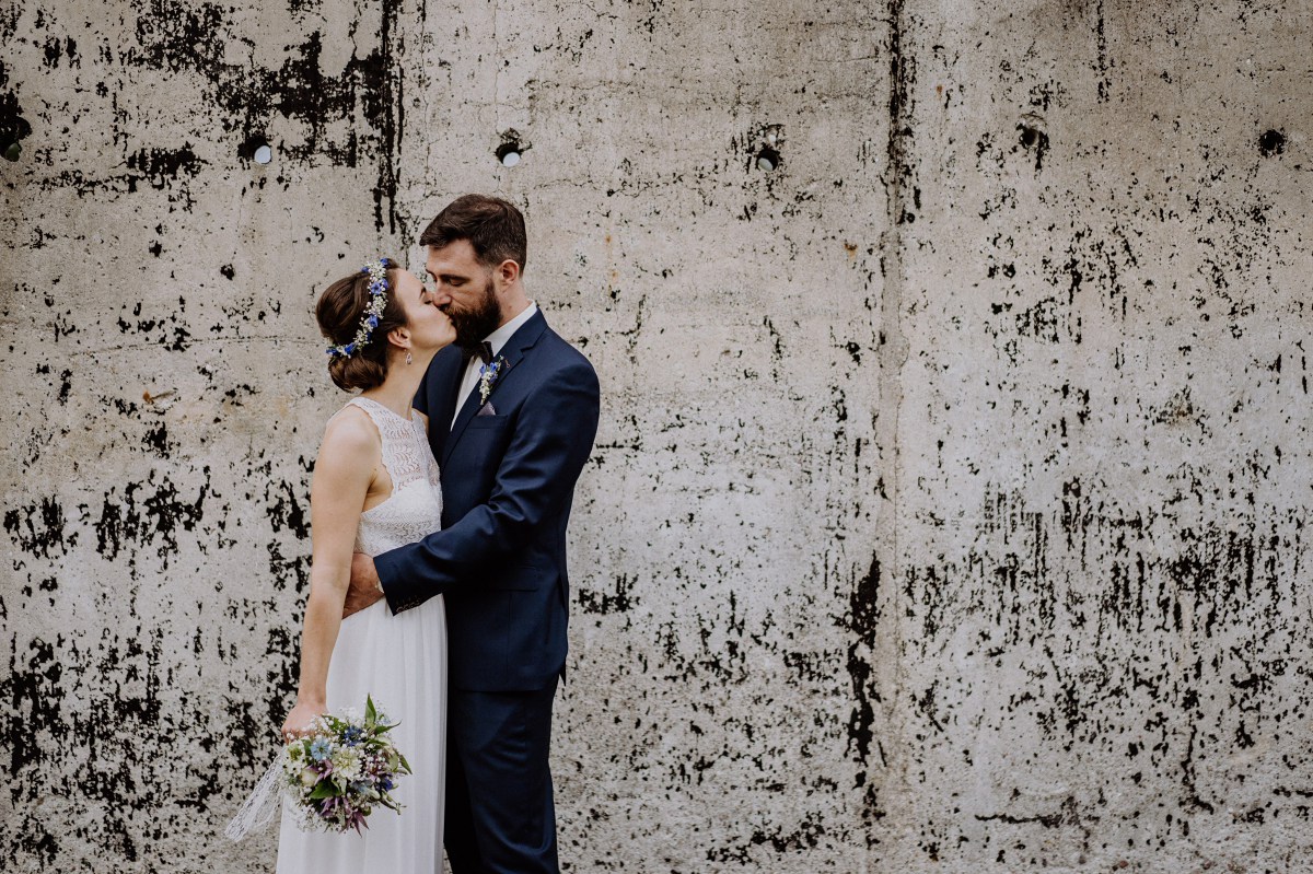 Hochzeitsfotografie Brautpaar vor Wand moderne Landhochzeit - Boho-Scheunenhochzeit in Brandenburg im Schmetterlingsgarten mit Hochzeitsfotografin aus Berlin © www.hochzeitslicht.de