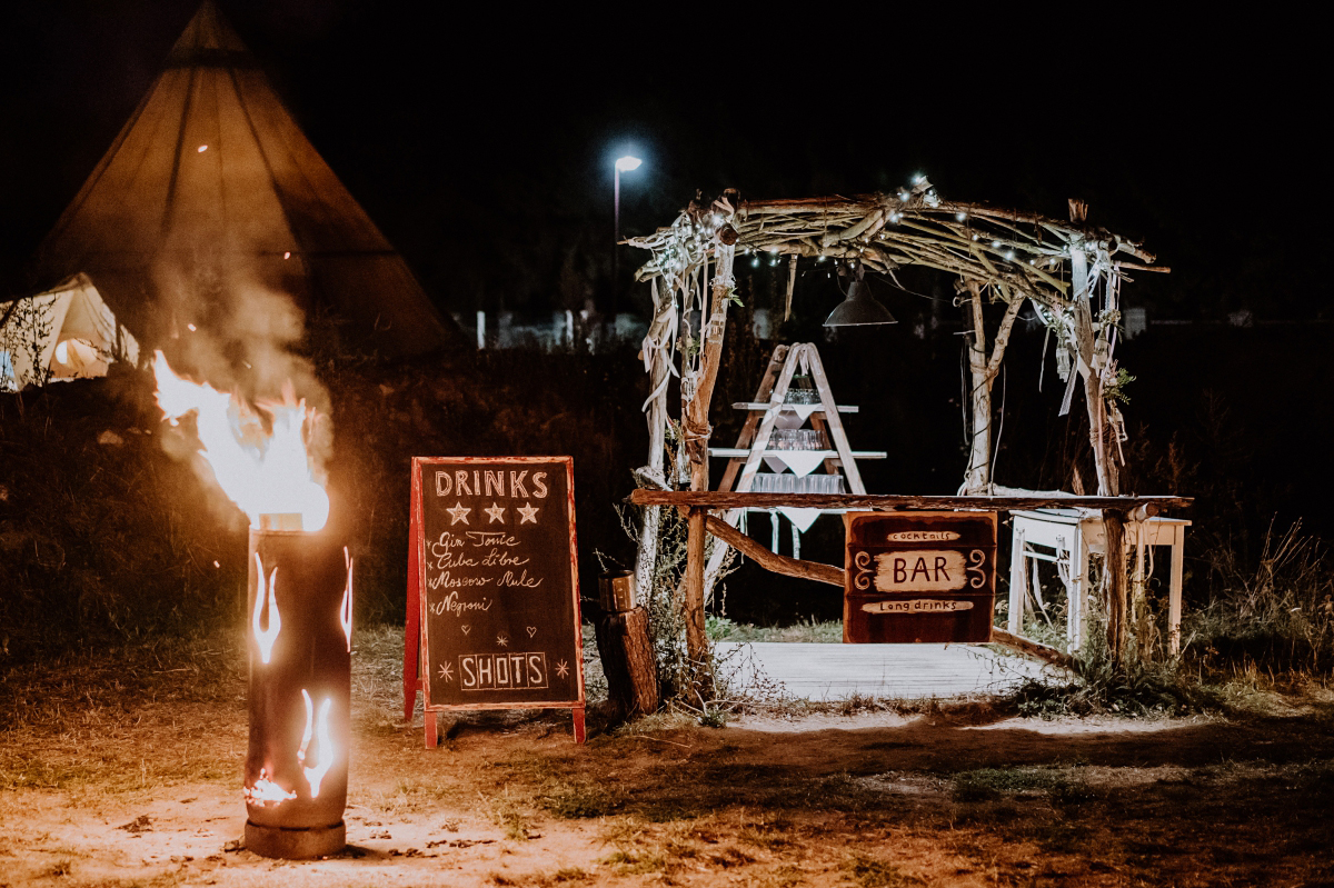 Hochzeitsfoto Bar Gartenhochzeit Feuerschale - Boho-Scheunenhochzeit in Brandenburg im Schmetterlingsgarten mit Hochzeitsfotografin aus Berlin © www.hochzeitslicht.de