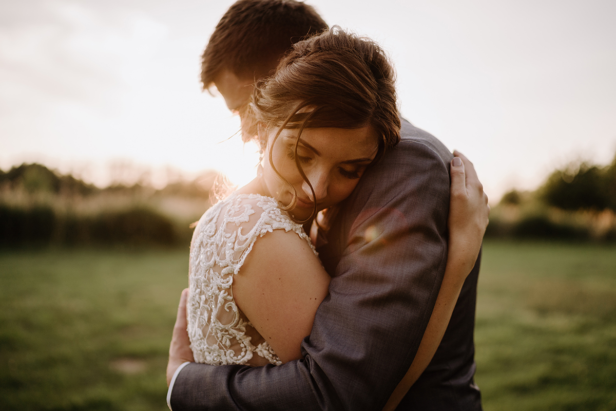 romantisches Hochzeitsfoto Sonnenuntergang Brautpaar auf Feld - Spreewald Hochzeitsfotografin im Standesamt Weidendom Hochzeit am Wasser im Spreewaldresort Seinerzeit © www.hochzeitslicht.de