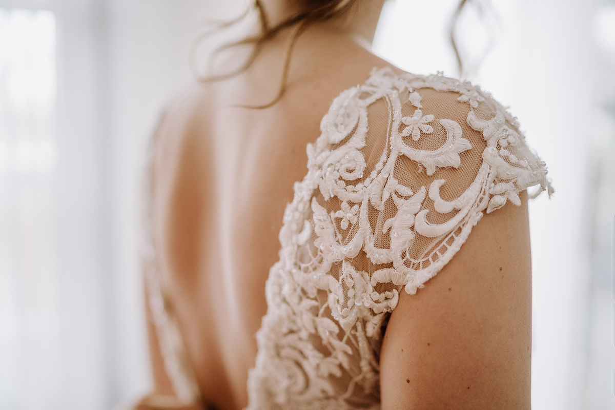 Idee Hochzeitsfoto Vorbereitungen Braut - Spreewald Hochzeitsfotografin im Standesamt Weidendom Hochzeit am Wasser im Spreewaldresort Seinerzeit © www.hochzeitslicht.de