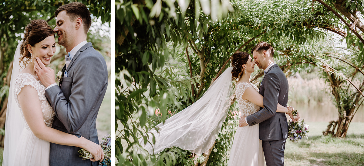 Hochzeitsfoto Brautpaar in der Natur wehender Schleier Braut - Spreewald Hochzeitsfotografin im Standesamt Weidendom Hochzeit am Wasser im Spreewaldresort Seinerzeit © www.hochzeitslicht.de