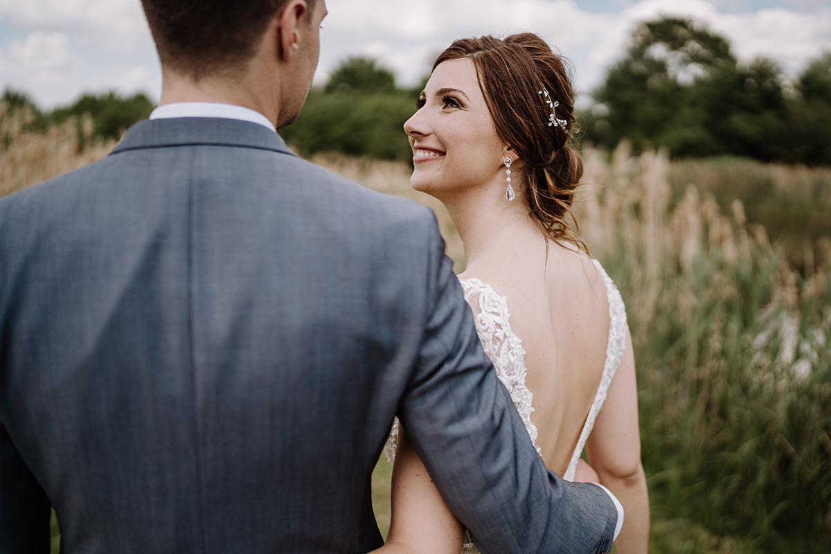 natürliches Brautpaarfoto vintage Landhochzeit - Spreewald Hochzeitsfotografin im Standesamt Weidendom Hochzeit am Wasser im Spreewaldresort Seinerzeit © www.hochzeitslicht.de