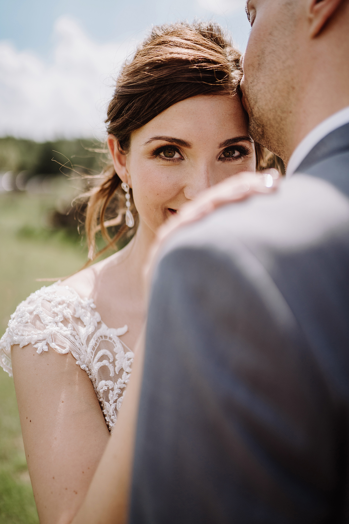 Idee Pose natürliches Hochzeitsbild Braut auf Feld romantische rustikal-elegante Landhochzeit im Sommer; Braut Make up natürlich; Frisur Braut hochgesteckt - Spreewald Hochzeitsfotografin im Standesamt Weidendom Hochzeit am Wasser im Spreewaldresort Seinerzeit © www.hochzeitslicht.de