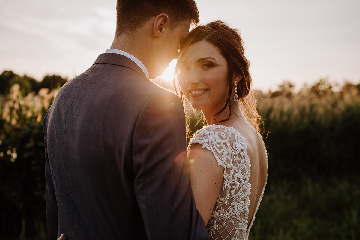 Sonnenuntergang Fotoshooting Feld - Spreewald Hochzeitsfotografin im Standesamt Weidendom Hochzeit am Wasser im Spreewaldresort Seinerzeit © www.hochzeitslicht.de