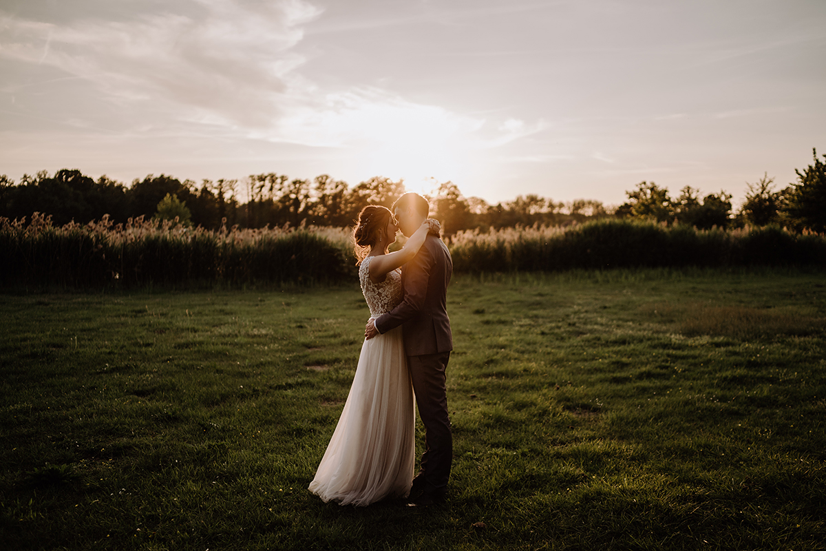 Fotoshooting Sonnenuntergang Landhochzeit - Spreewald Hochzeitsfotografin im Standesamt Weidendom Hochzeit am Wasser im Spreewaldresort Seinerzeit © www.hochzeitslicht.de