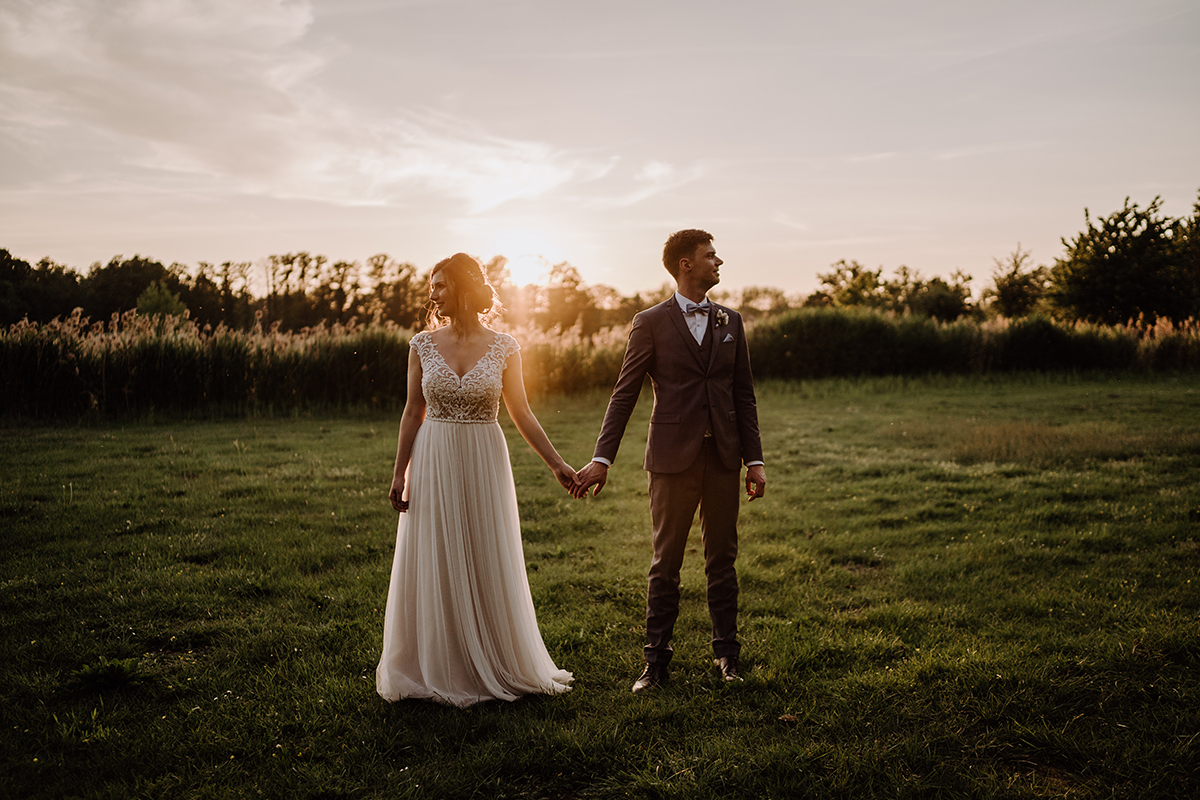 Idee Pose Hochzeitsfoto Brautpaar - Spreewald Hochzeitsfotografin im Standesamt Weidendom Hochzeit am Wasser im Spreewaldresort Seinerzeit © www.hochzeitslicht.de