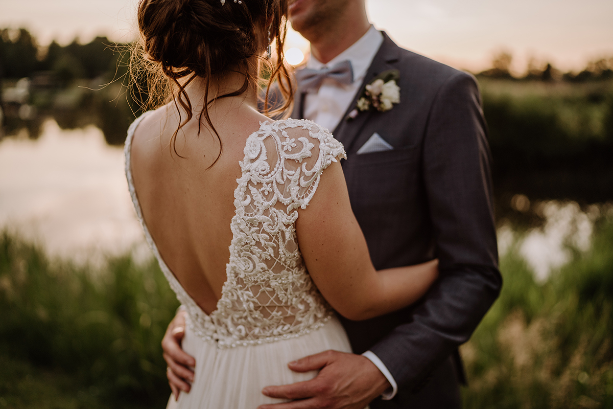 Idee Posieren Brautpaar Hochzeitsfoto Sonnenuntergang - Spreewald Hochzeitsfotografin im Standesamt Weidendom Hochzeit am Wasser im Spreewaldresort Seinerzeit © www.hochzeitslicht.de