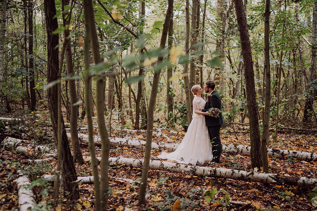 Hochzeitsfoto Brautpaar im Wald - vintage DIY Waldhochzeit in Berlin von Villa Schützenhof Hochzeitsfotografin © www.hochzeitslicht.de