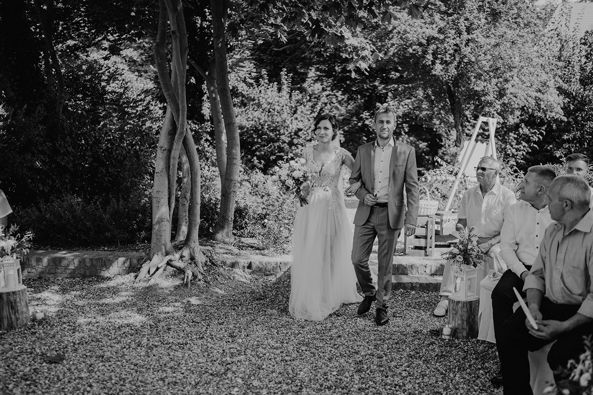 Hochzeitsfoto freie Trauung Einzug Braut - Potsdam Hochzeitsfotografin im Gut Schloss Golm für Hochzeit am Wasser und im Wald © www.hochzeitslicht.de