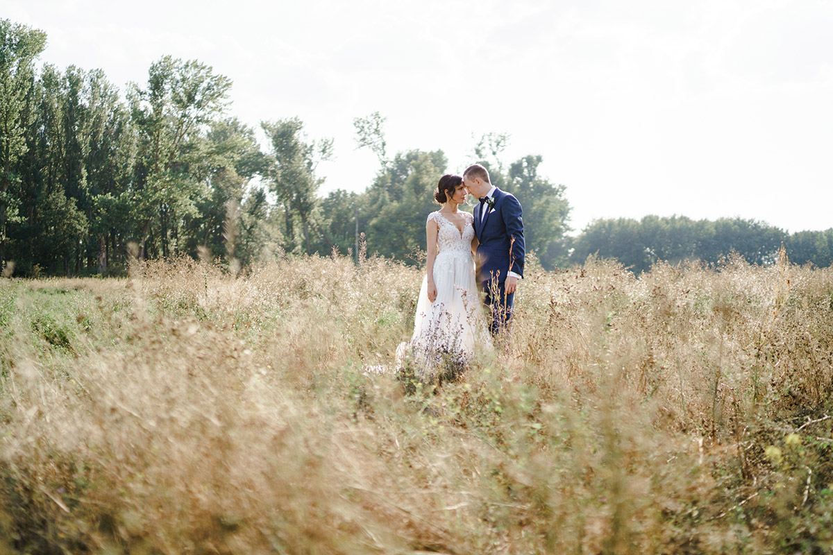 Fotoshooting Brautpaar Landhochzeit Sommer - Potsdam Hochzeitsfotografin im Gut Schloss Golm für Hochzeit am Wasser und im Wald © www.hochzeitslicht.de