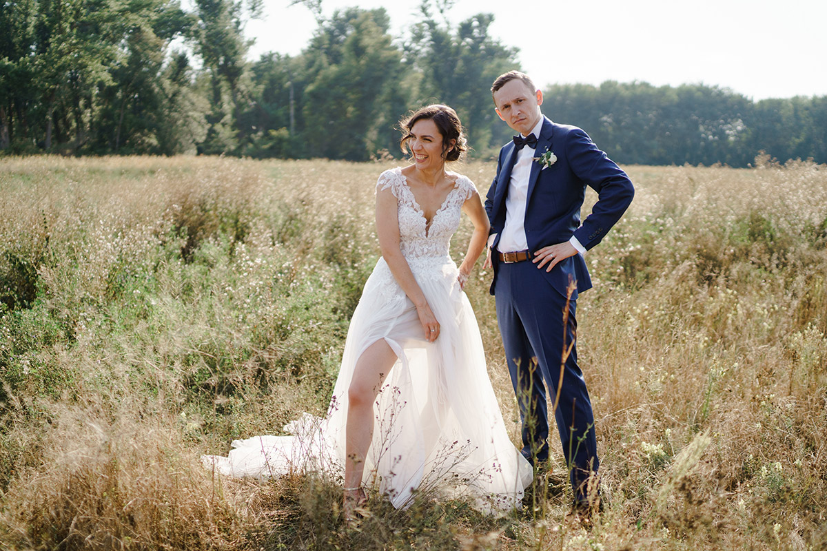 Idee lustiges Hochzeitsfoto Brautpaar - Potsdam Hochzeitsfotografin im Gut Schloss Golm für Hochzeit am Wasser und im Wald © www.hochzeitslicht.de