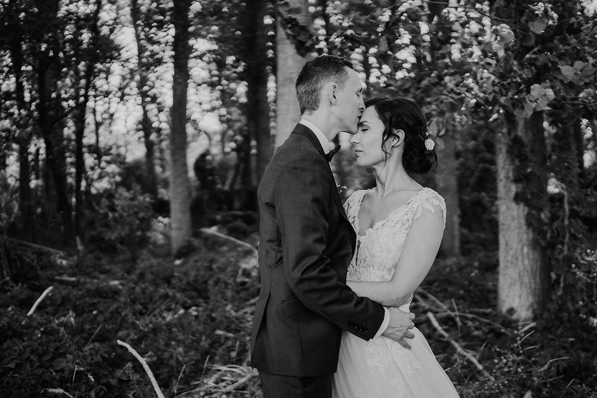 romantisches Hochzeitsbild Brautpaar Waldhochzeit - Potsdam Hochzeitsfotografin im Gut Schloss Golm für Hochzeit am Wasser und im Wald © www.hochzeitslicht.de