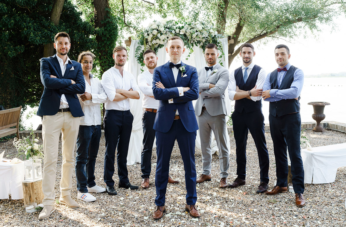 Idee cooles Gruppenfoto Hochzeit Bräutigam mit Groomsmen - Potsdam Hochzeitsfotografin im Gut Schloss Golm für Hochzeit am Wasser und im Wald © www.hochzeitslicht.de