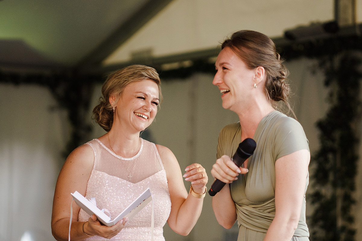 Hochzeitsreportage russische Hochzeit - Potsdam Hochzeitsfotografin im Gut Schloss Golm für Hochzeit am Wasser und im Wald © www.hochzeitslicht.de