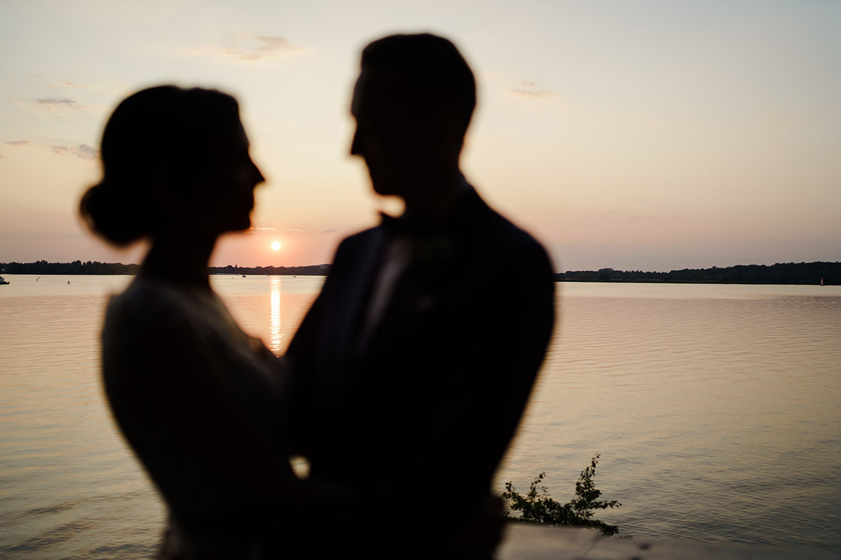 Hochzeitsfotoshooting Sonnenuntergang am See - Potsdam Hochzeitsfotografin im Gut Schloss Golm für Hochzeit am Wasser und im Wald © www.hochzeitslicht.de