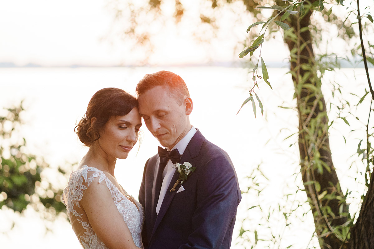 Fotoshooting Hochzeit bei Sonnenuntergang am See - Potsdam Hochzeitsfotografin im Gut Schloss Golm für Hochzeit am Wasser und im Wald © www.hochzeitslicht.de