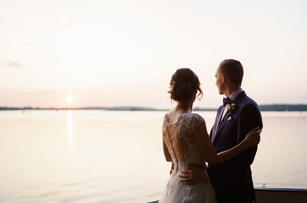 Sonnenuntergang Fotoshooting bei Seehochzeit - Potsdam Hochzeitsfotografin im Gut Schloss Golm für Hochzeit am Wasser und im Wald © www.hochzeitslicht.de