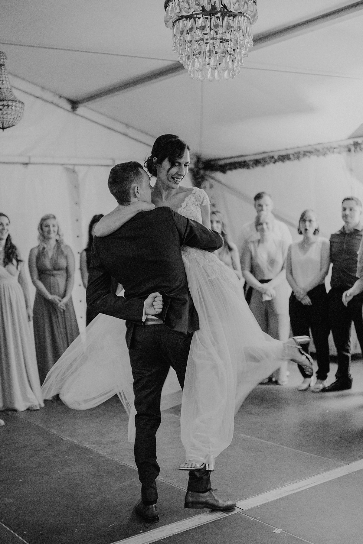 Idee Hochzeitsfoto Eröffnungstanz russische Hochzeit, elegante Vintagehochzeit am Wasser; langes Hochzeitskleid weiß mit Spitzenoberteil, langer Schleppe, Tüllrock, tiefer Ausschnitt, schulterfrei - Potsdam Hochzeitsfotografin im Gut Schloss Golm für Hochzeit am Wasser und im Wald © www.hochzeitslicht.de