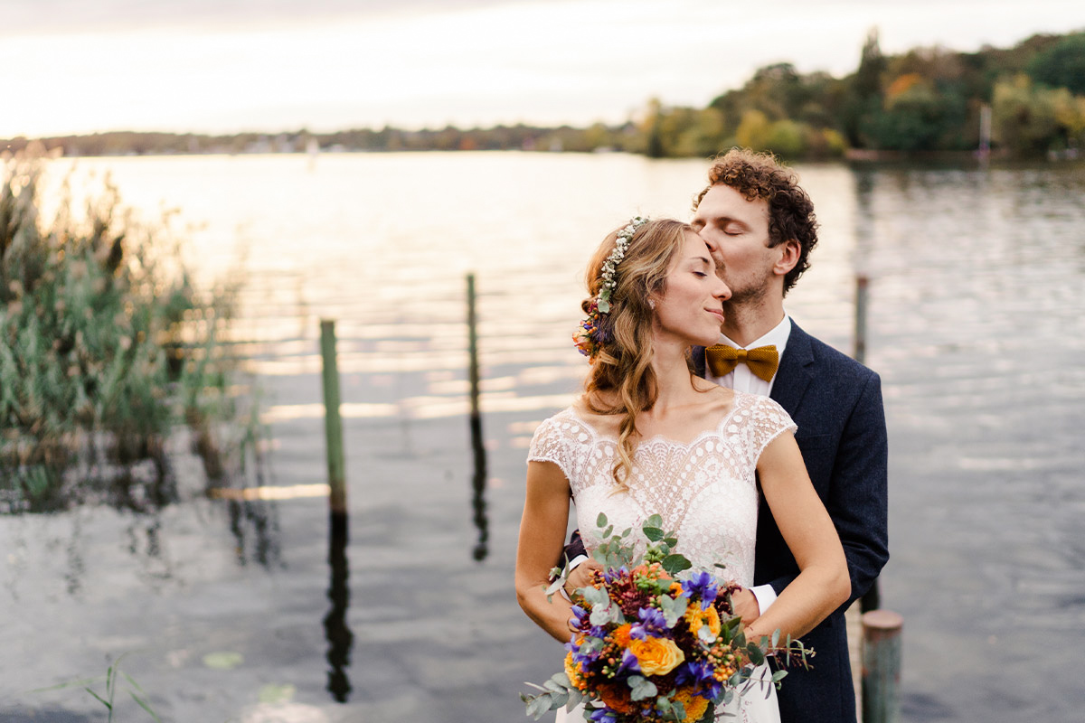 Hochzeitsfotoshooting am Wasser Boothochzeit - Hochzeit am Wasser im Restaurantschiff Alte Liebe und Dorfkirche Gatow von Hochzeitsfotografin Berlin © www.hochzeitslicht.de