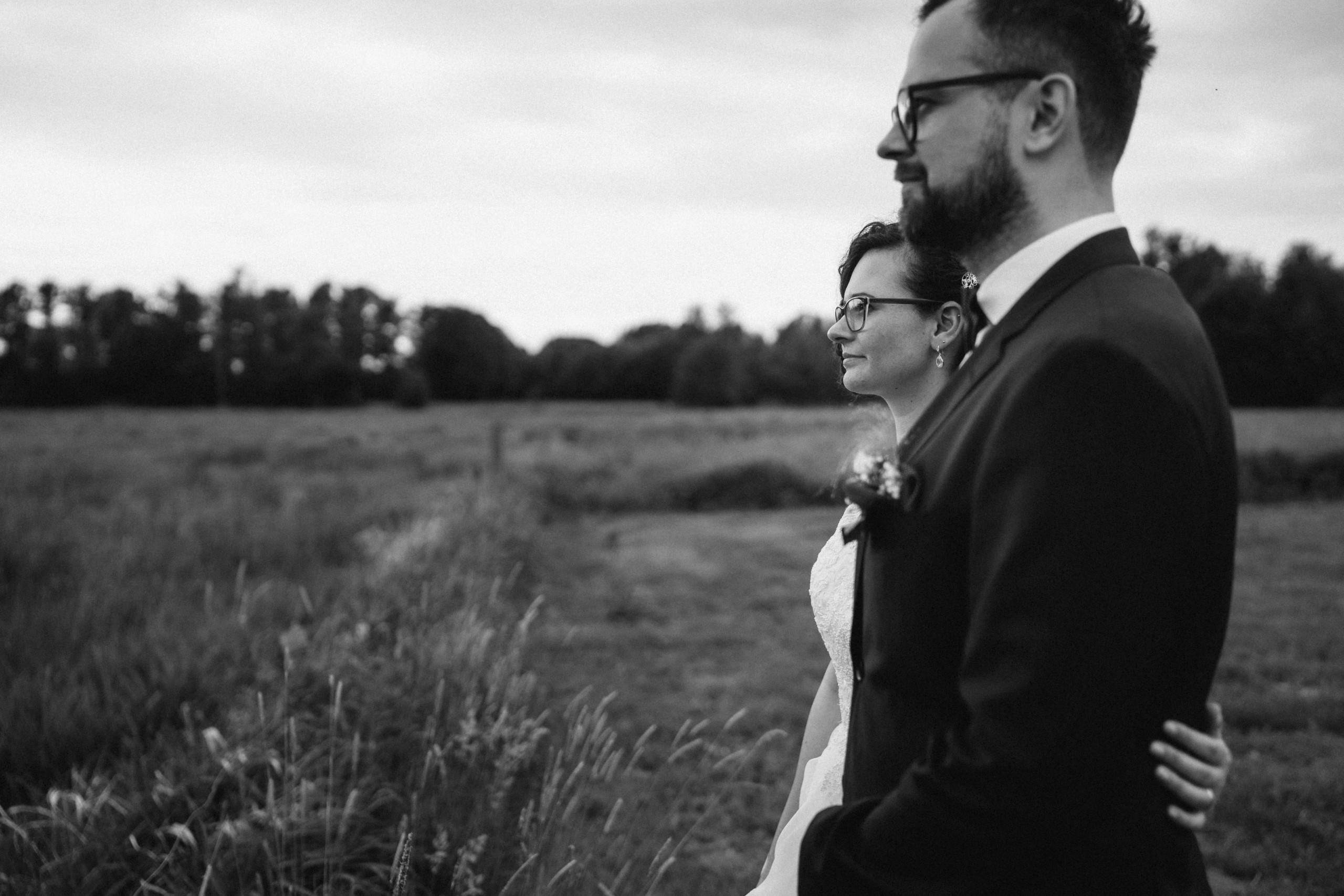 Hochzeitsfotograf im Spreewald in Brandenburg zeigt Hochzeitspaar mit Brille von der Seite in Schwarz-Weiß