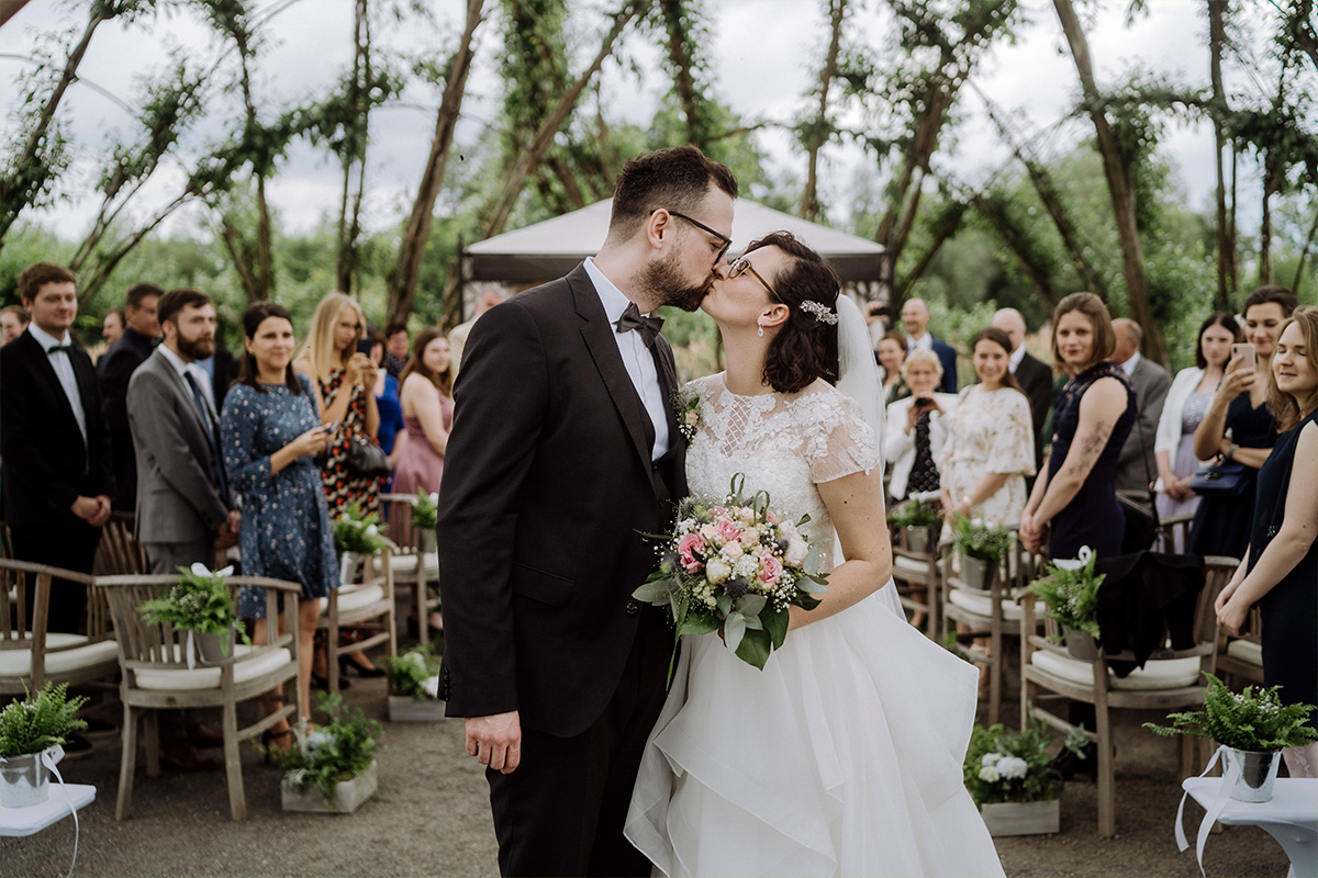 Hochzeitsfotograf Spreewald Trauung - Standesamt vintage Hochzeitsfotograf im Spreewald Brandenburg im Weidendom des Spreewaldresort Seinerzeit und im Spreewood Distillers © www.hochzeitslicht.de