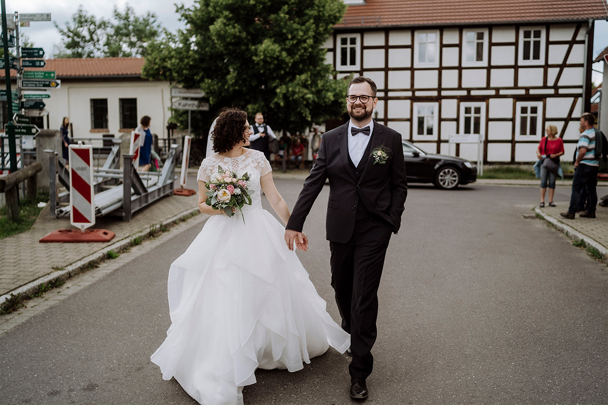 Paarfotoshooting Brautpaar modern urban - Standesamt vintage Hochzeitsfotograf im Spreewald Brandenburg im Weidendom des Spreewaldresort Seinerzeit und im Spreewood Distillers © www.hochzeitslicht.de