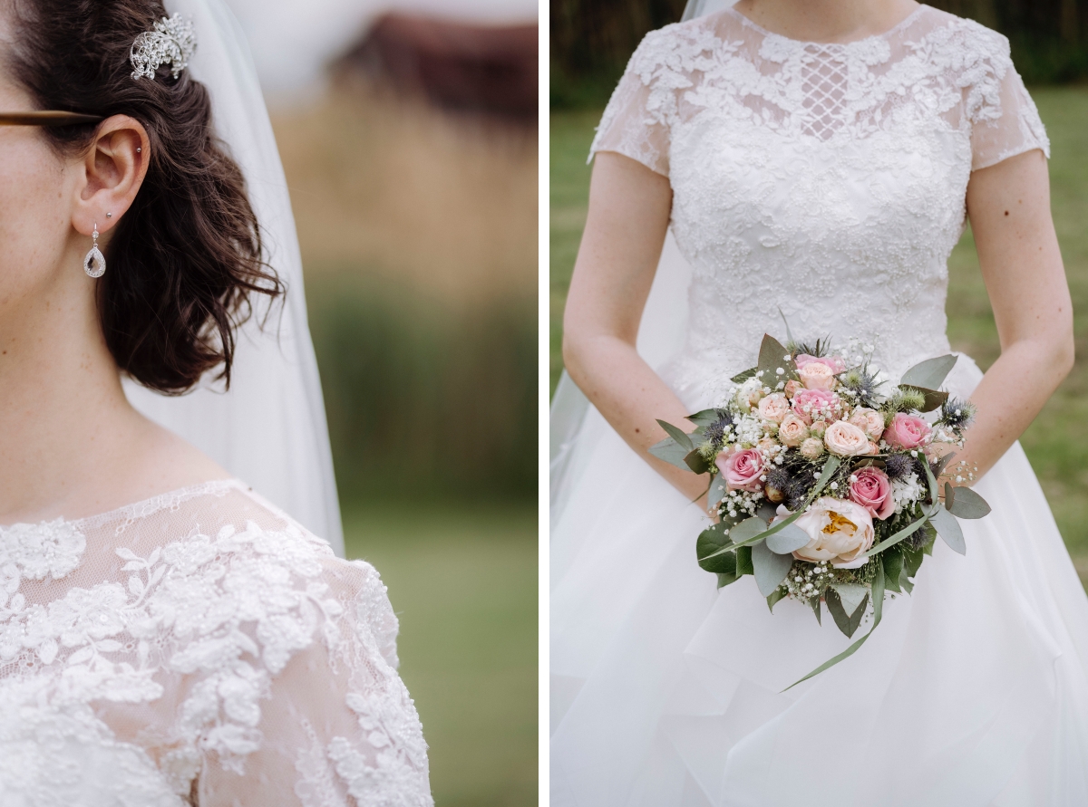 moderne Hochzeitsportraits Braut mit Brautstrauß - Standesamt vintage Hochzeitsfotograf im Spreewald Brandenburg im Weidendom des Spreewaldresort Seinerzeit und im Spreewood Distillers © www.hochzeitslicht.de