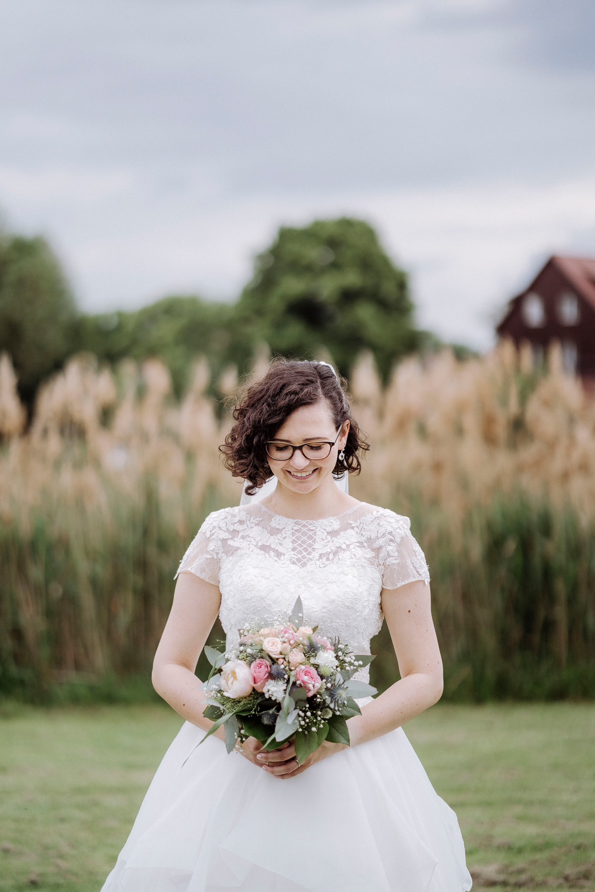 Portrait Braut mit Brille und Braut-Frisur kurze Haare und Locken bei Spreewaldhochzeit rustikal- Standesamt vintage Hochzeitsfotograf im Spreewald Brandenburg im Weidendom des Spreewaldresort Seinerzeit und im Spreewood Distillers © www.hochzeitslicht.de