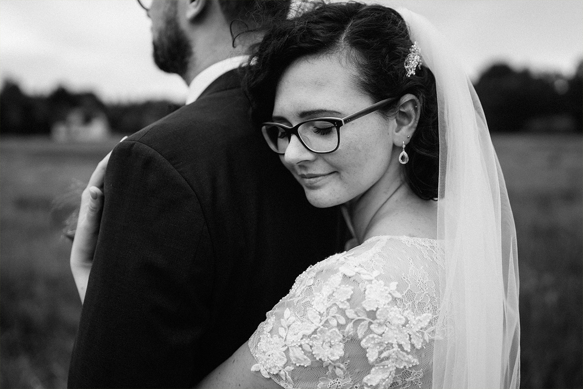 natürliche Portraits Vintage Hochzeit Braut mit Brille Brautfrisur kurze Haare Locken - Standesamt vintage Hochzeitsfotograf im Spreewald Brandenburg im Weidendom des Spreewaldresort Seinerzeit und im Spreewood Distillers © www.hochzeitslicht.de