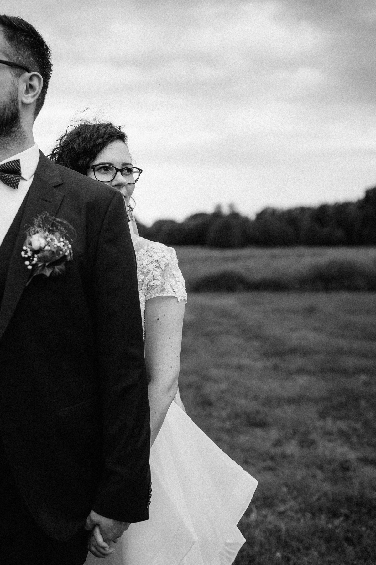 Idee Pose Hochzeitsfoto modern Braut hinter Bräutigam vintage Landhochzeit Spreewald Braut mit Brille - Standesamt vintage Hochzeitsfotograf im Spreewald Brandenburg im Weidendom des Spreewaldresort Seinerzeit und im Spreewood Distillers © www.hochzeitslicht.de