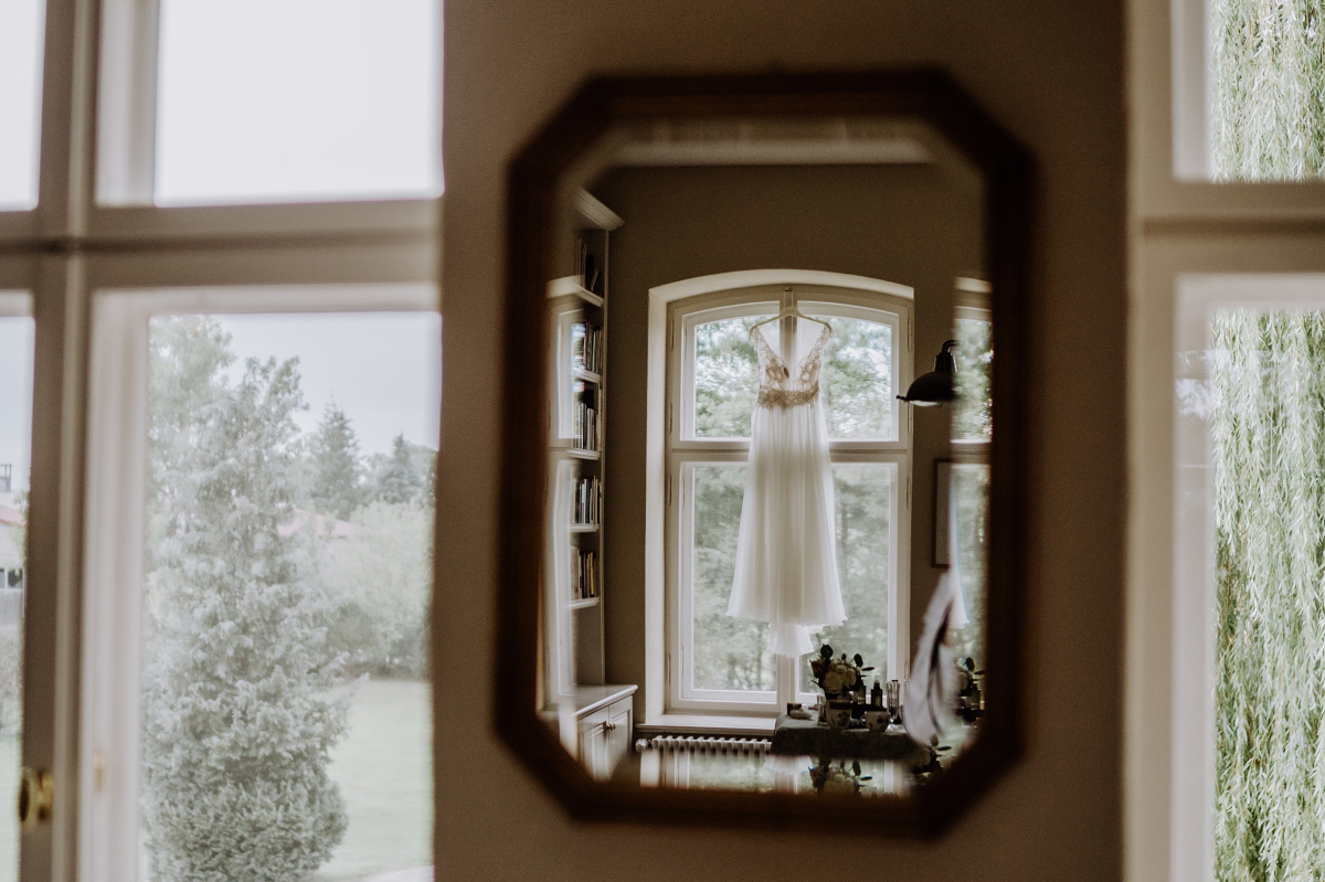 Idee Hochzeitsfoto Brautkleid Fenster Spiegel - Scheunenhochzeit in Brandenburg im Gutshaus Penzlin Hochzeitsfotograf Berlin © www.hochzeitslicht.de