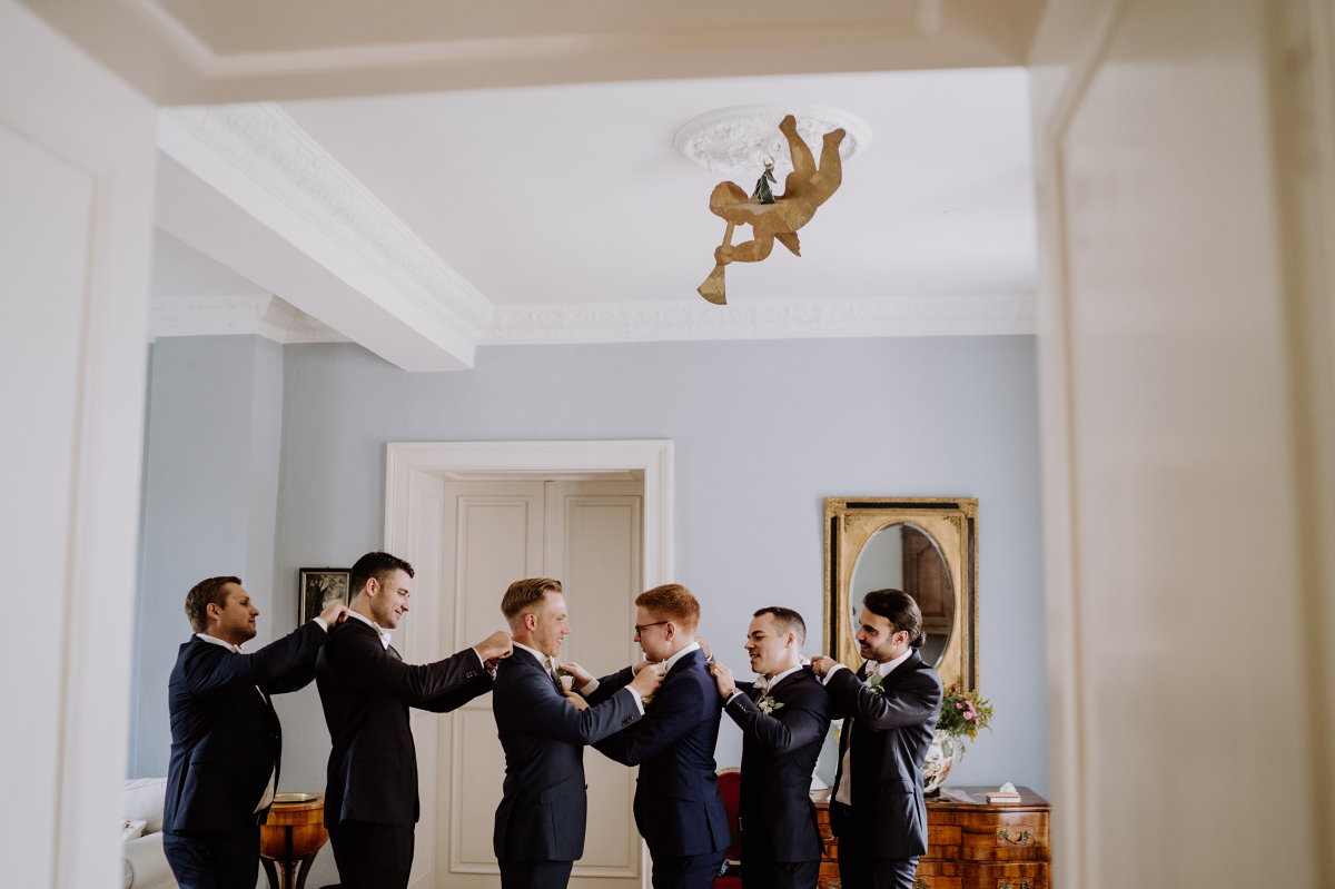 Idee Hochzeitsfoto Bräutigam Best Men Trauzeugen - Scheunenhochzeit in Brandenburg im Gutshaus Penzlin Hochzeitsfotograf Berlin © www.hochzeitslicht.de