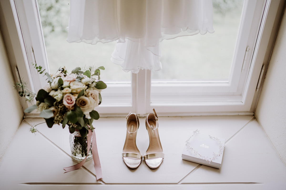 Inspiration Hochzeitsfoto Brautkleid Schuhe Brautstrauß Fenster - Scheunenhochzeit in Brandenburg im Gutshaus Penzlin Hochzeitsfotograf Berlin © www.hochzeitslicht.de