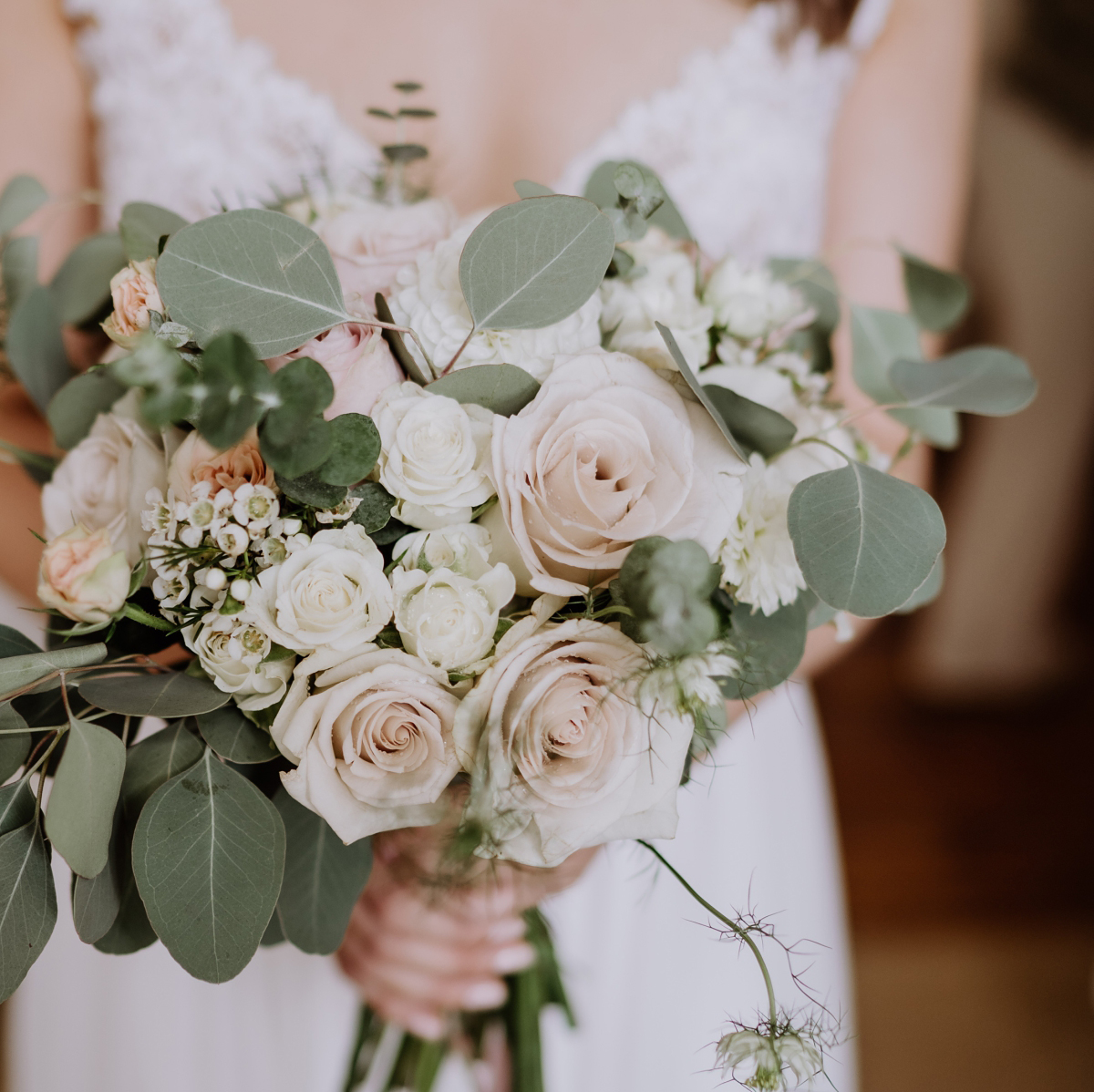 Idee Hochzeitsfoto Braut mit Brautstrauß modern - Scheunenhochzeit in Brandenburg im Gutshaus Penzlin Hochzeitsfotograf Berlin © www.hochzeitslicht.de