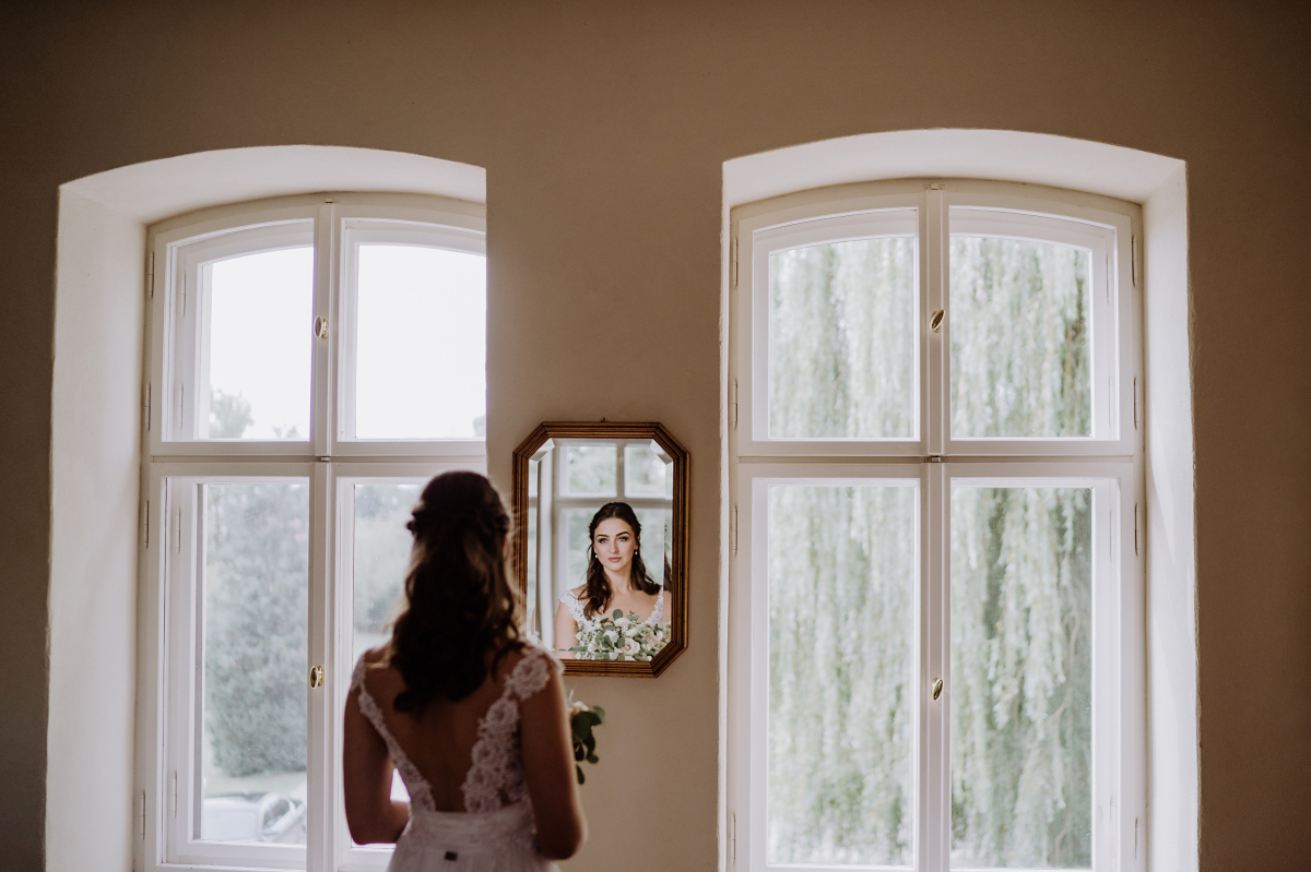 Inspiration Potrait Braut Hochzeit - Scheunenhochzeit in Brandenburg im Gutshaus Penzlin Hochzeitsfotograf Berlin © www.hochzeitslicht.de