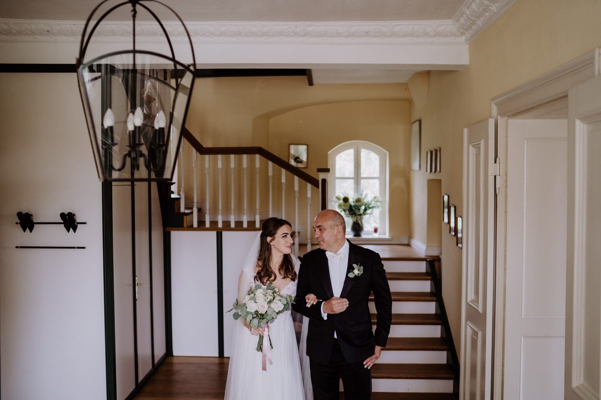 Idee Hochzeitsfoto Braut mit Vater - Scheunenhochzeit in Brandenburg im Gutshaus Penzlin Hochzeitsfotograf Berlin © www.hochzeitslicht.de