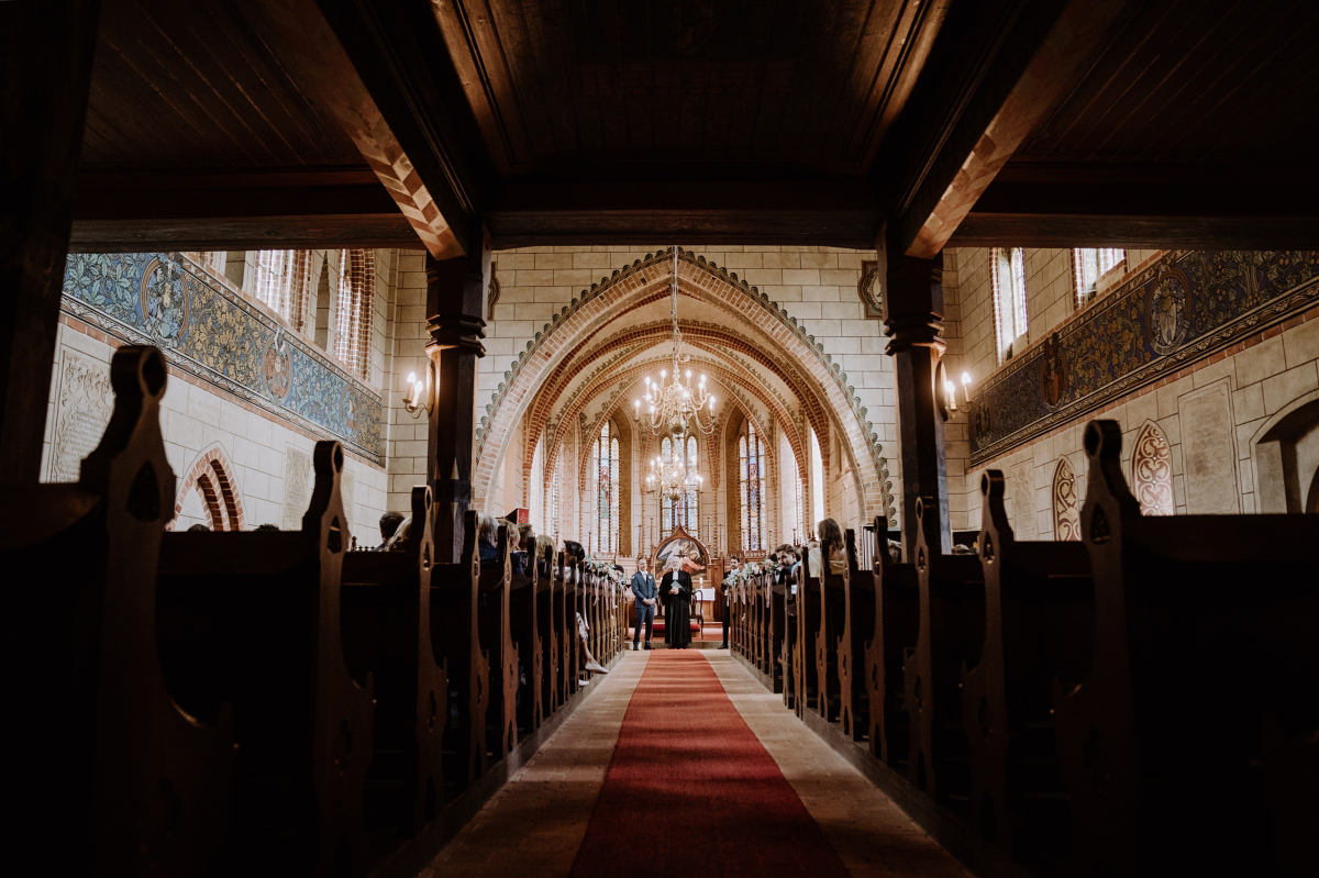 Idee Hochzeitsfoto Trauung Kirche wartender Bräutigam - Scheunenhochzeit in Brandenburg im Gutshaus Penzlin Hochzeitsfotograf Berlin © www.hochzeitslicht.de