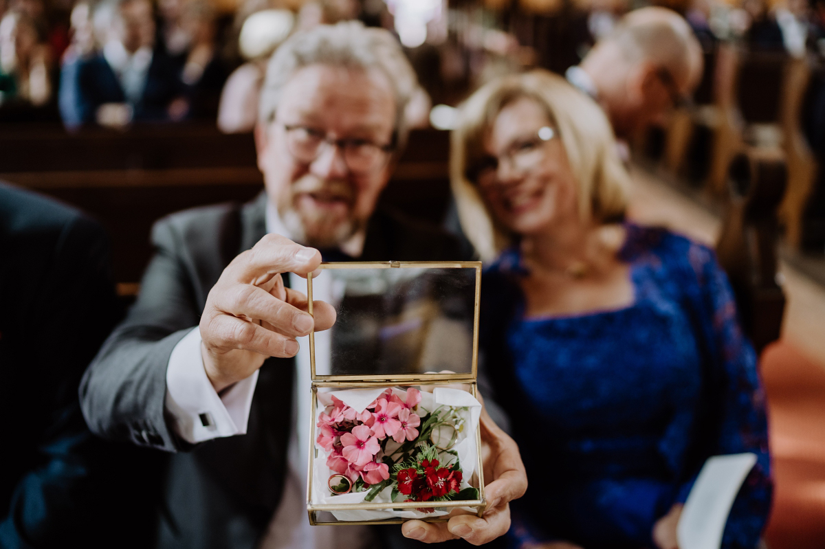 Ringkissen Hochzeit mit Blumen in Glasbox - Scheunenhochzeit in Brandenburg im Gutshaus Penzlin Hochzeitsfotograf Berlin © www.hochzeitslicht.de