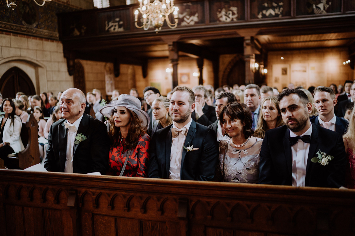 Hochzeitsfoto Hochzeitsgesellschaft Trauung Kirche klassische Landhochzeit - Scheunenhochzeit in Brandenburg im Gutshaus Penzlin Hochzeitsfotograf Berlin © www.hochzeitslicht.de