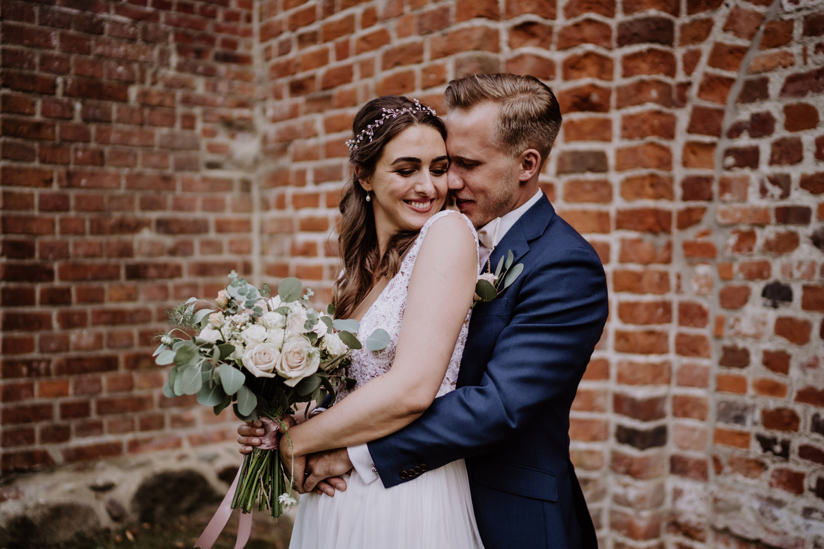 Hochzeitsfoto Bräutigam hinter Braut - Scheunenhochzeit in Brandenburg im Gutshaus Penzlin Hochzeitsfotograf Berlin © www.hochzeitslicht.de