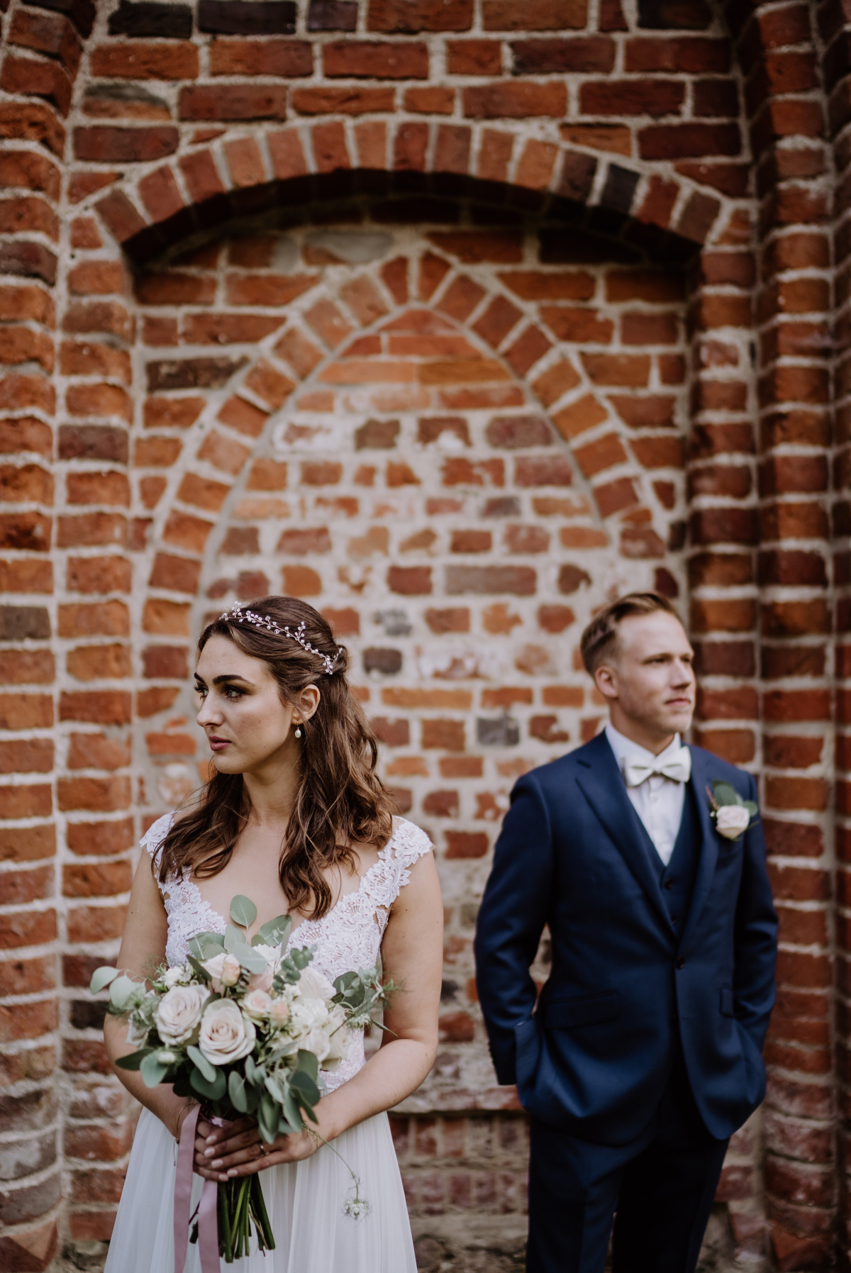 Idee Paarfoto modern von Hochzeitsfotograf Berlin bei DIY Vintagehochzeit auf dem Land - Scheunenhochzeit in Brandenburg im Gutshaus Penzlin Hochzeitsfotograf Berlin © www.hochzeitslicht.de