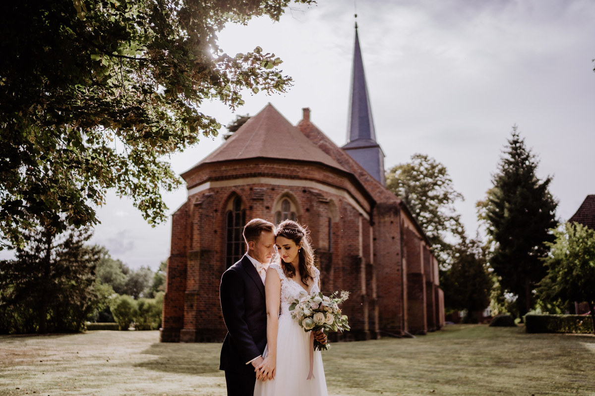 Idee Paarfotoshooting Trauug Kirche - Scheunenhochzeit in Brandenburg im Gutshaus Penzlin Hochzeitsfotograf Berlin © www.hochzeitslicht.de